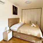 Four Views By The Sea Apartments